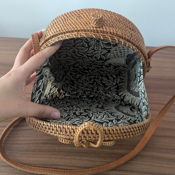 NWOT Woven Wicker Rattan Round Handbag Crossbody Purse - Picture 2 of 2
